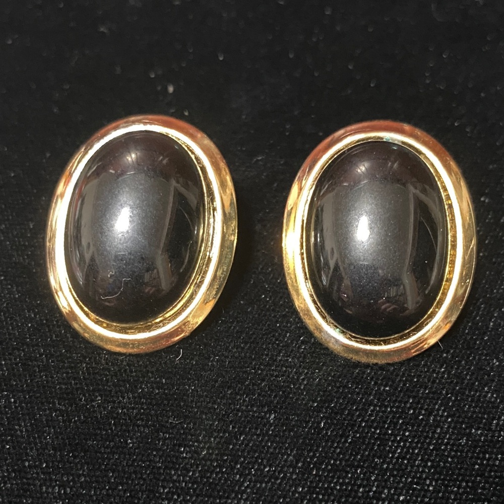Elegant vintage Gold and Black Oval clip on Earrings